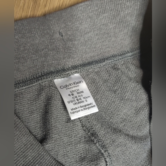 Cozy Comfy Calvin Klein Sweats - Picture 4 of 4